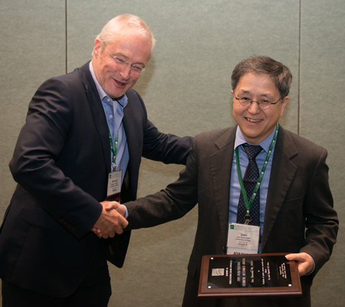 Michael Sharpe congratulating Gen Shinozaki, Dlin/Fischer award, 2018